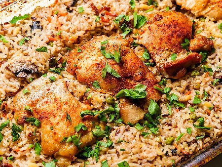 Сочни пилешки бутчета с билки, ориз и зеленчуци - снимка на рецептата
